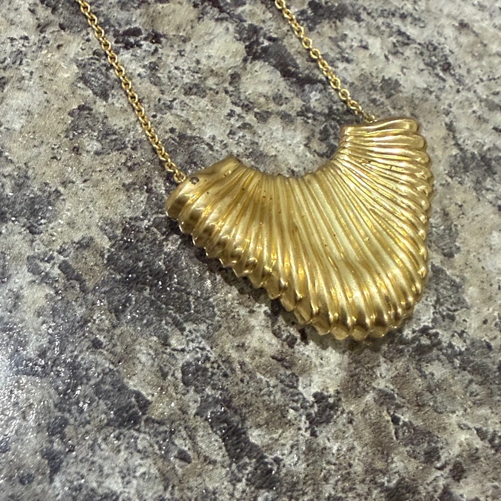 Sole Society Women’s Gold Chunky Textured Arrow Pendant 18